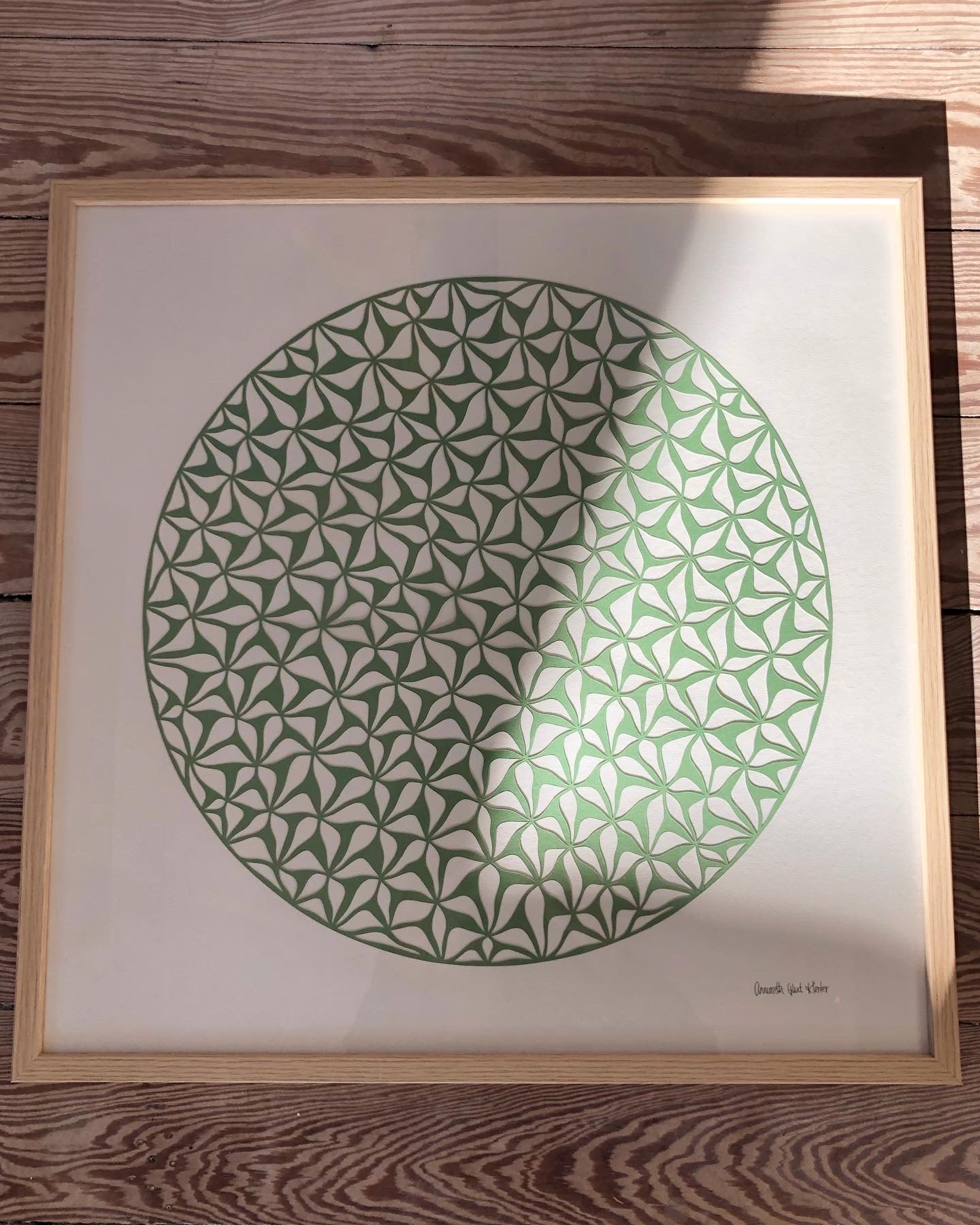 Støvet grønt klip på creme baggrund, 50x50cm.