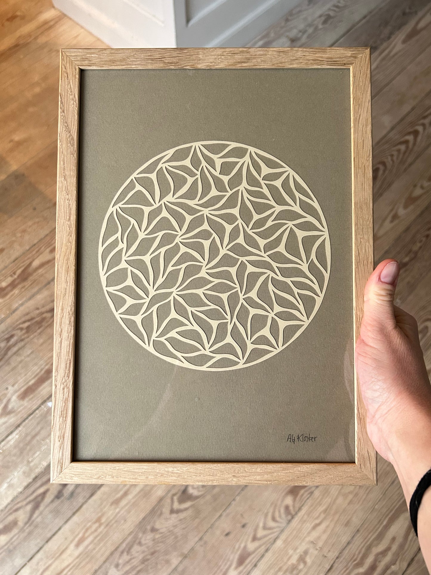 Lys beige klip på khakibrun, A4