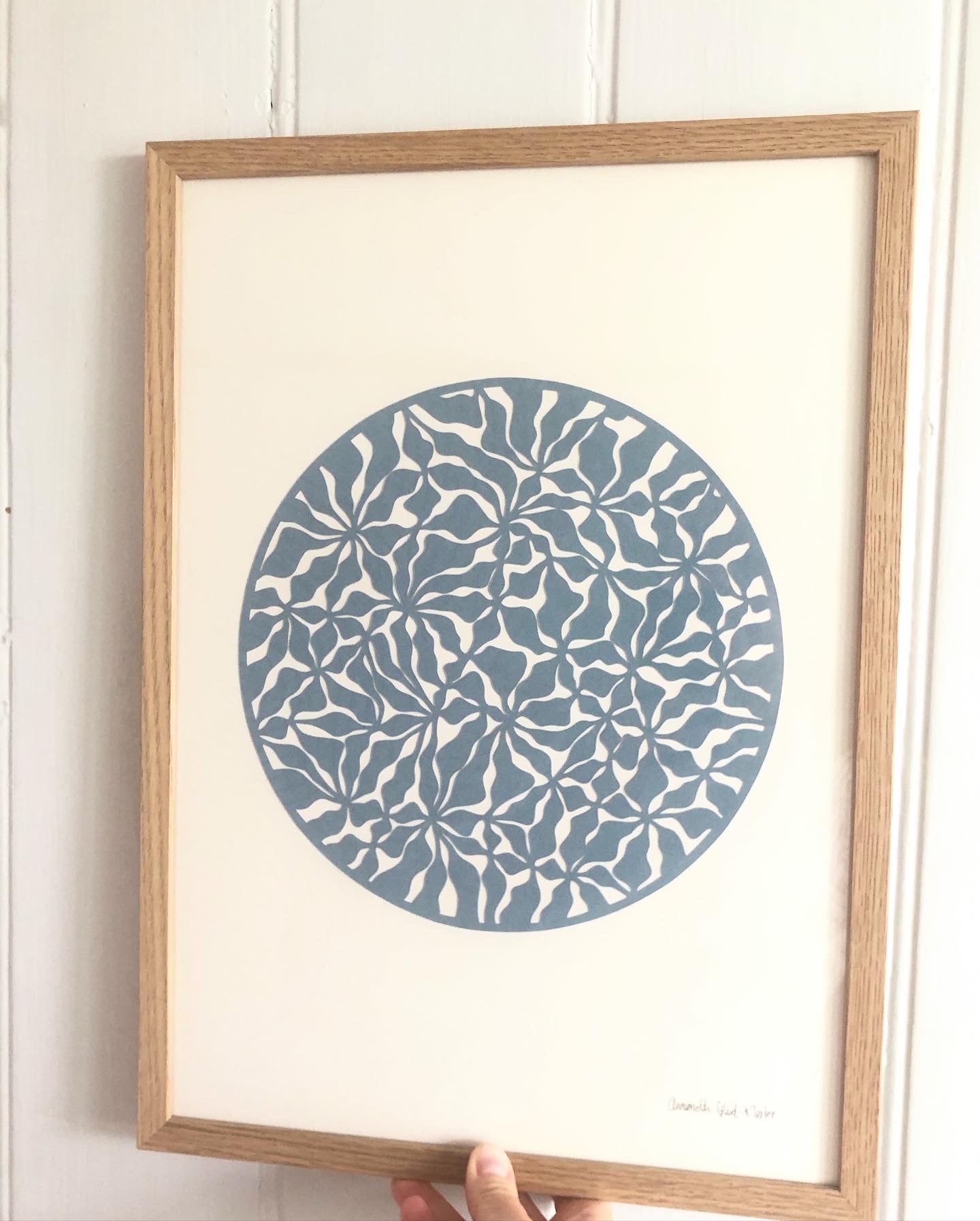 Organisk udskæring i støvet blå, A3