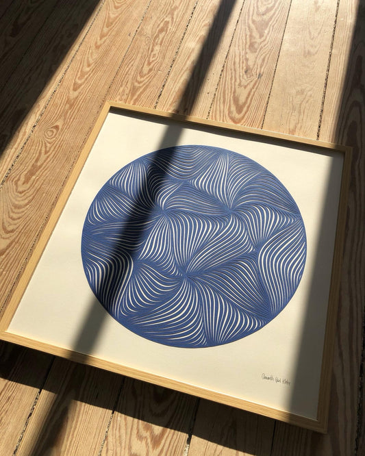 Blå udskæring på knækket hvid baggrund, 50x50