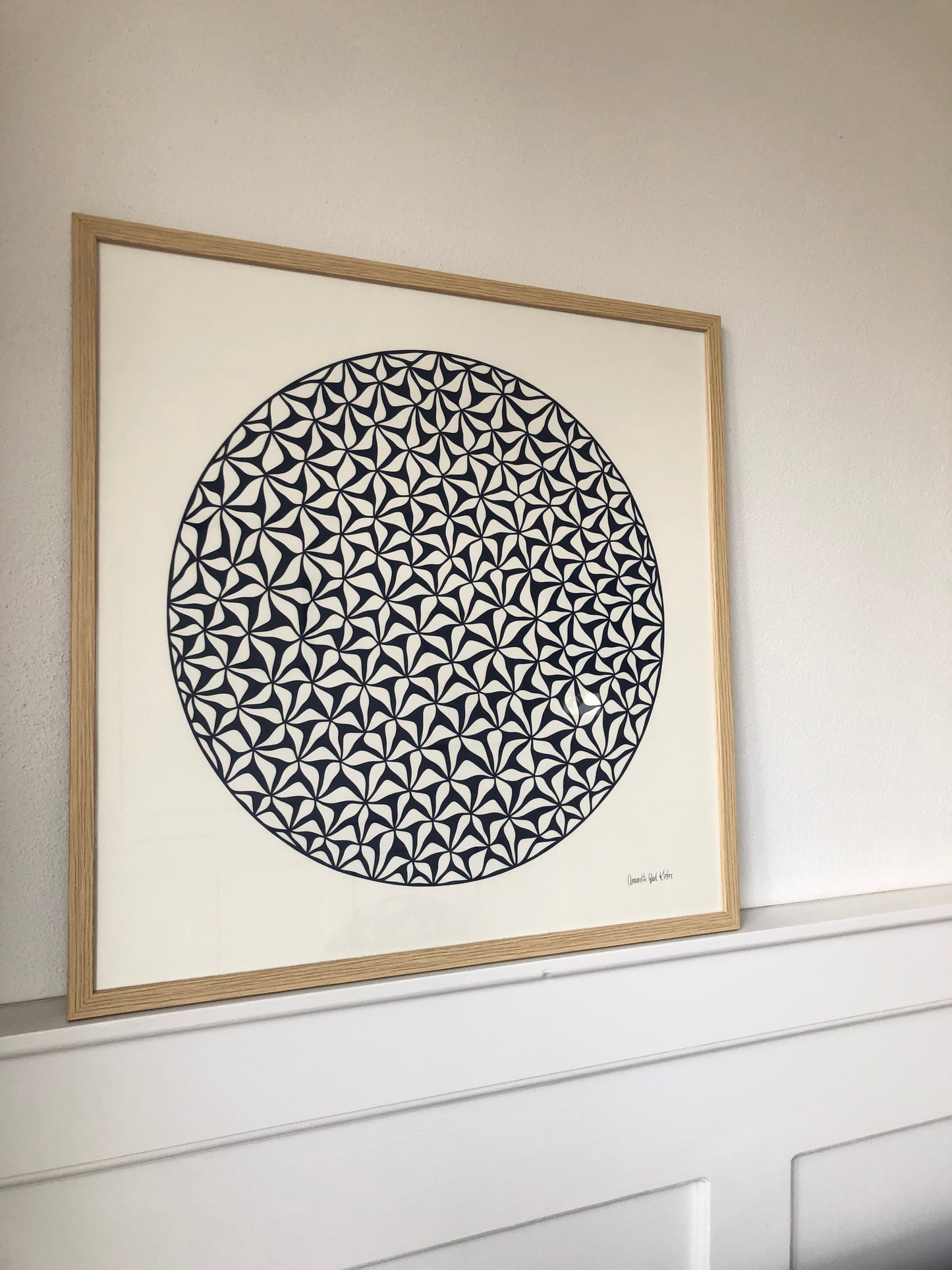 Marineblåt på knækket hvid, 50x50cm.