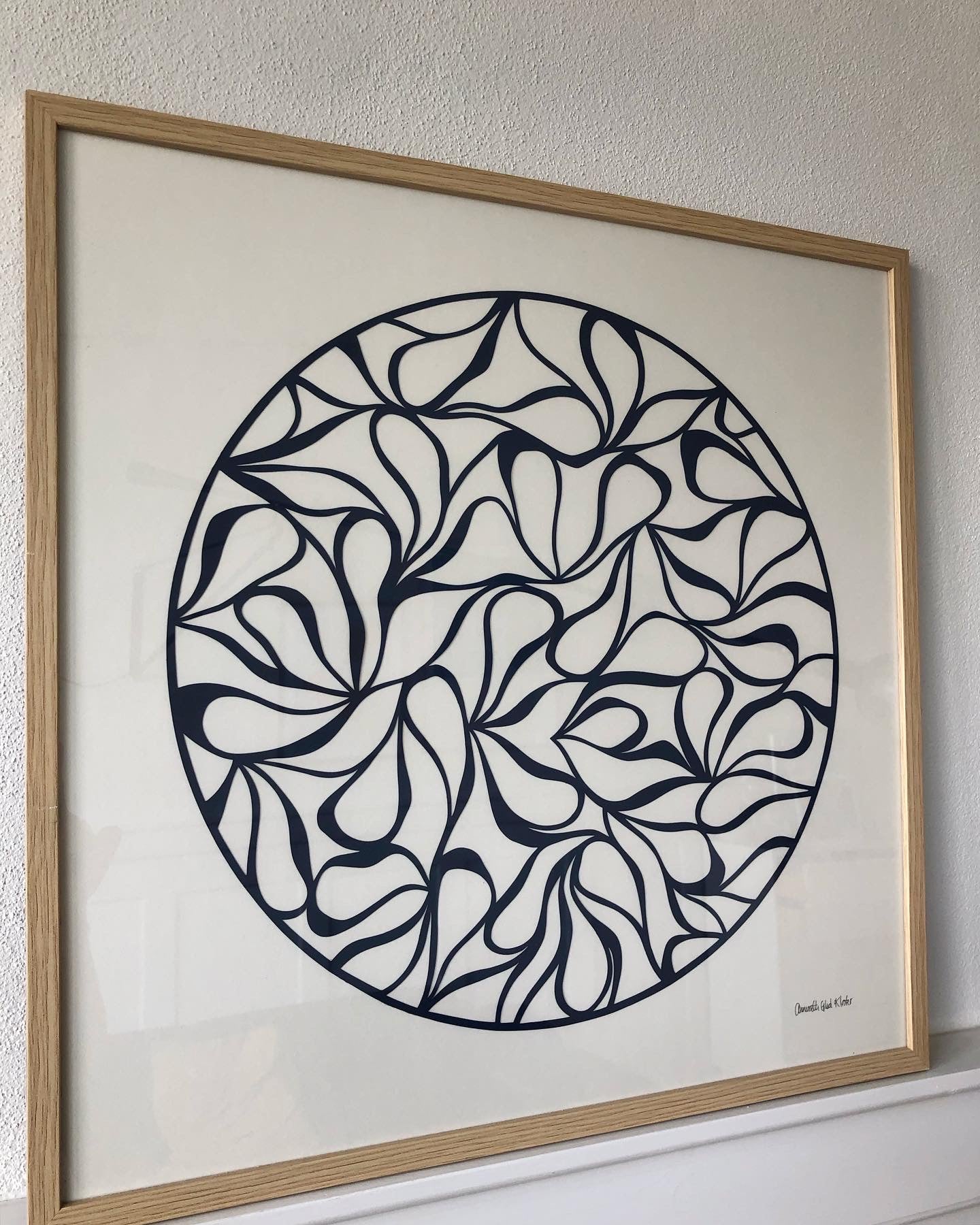 Marineblåt klip på knækket hvid baggrund, 50x50cm.