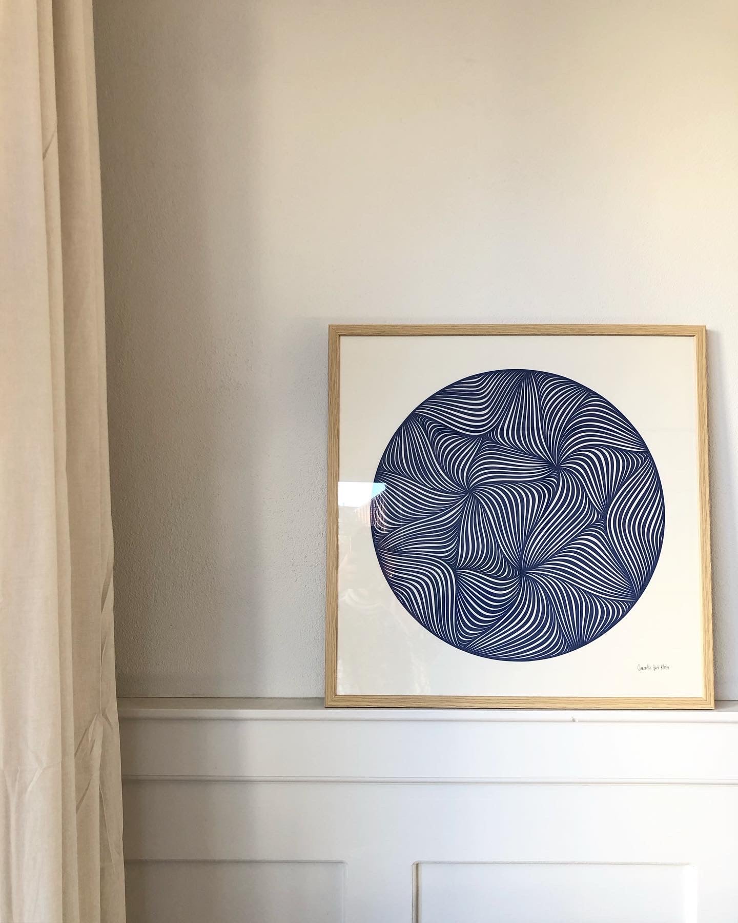 Blå udskæring på knækket hvid baggrund, 50x50