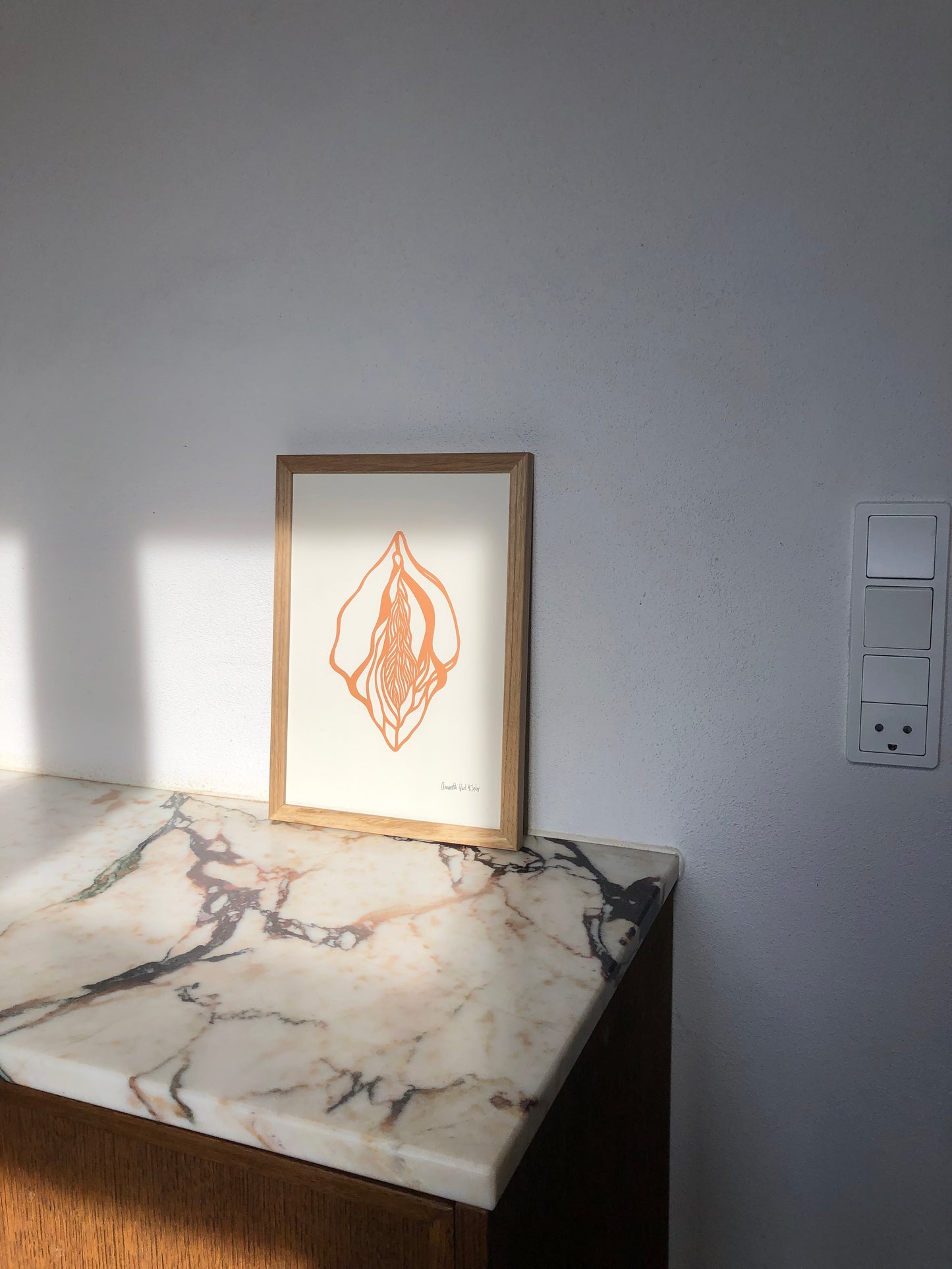 Nude vulva på knækket hvid baggrund i A4