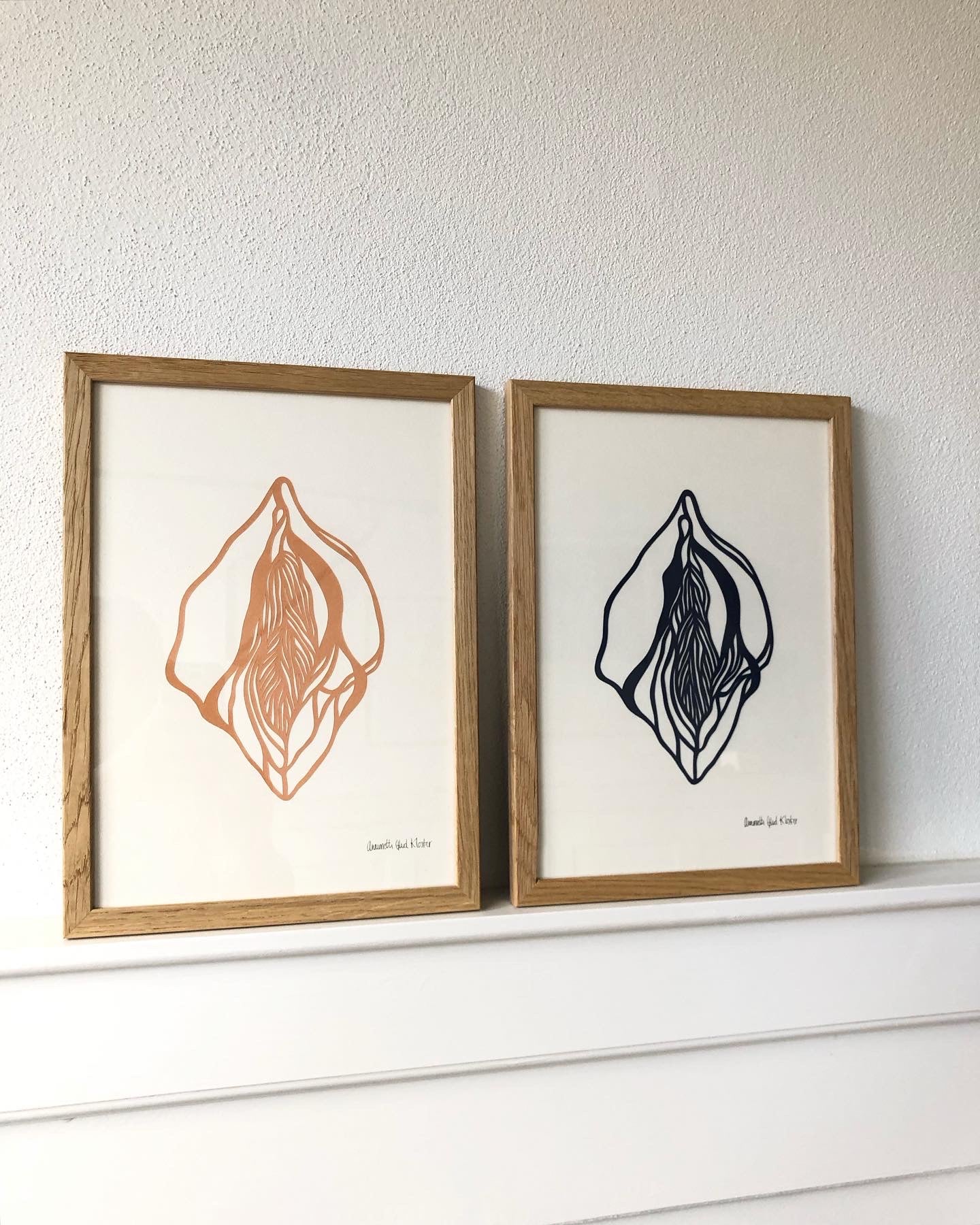 Marineblå vulva på knækket hvid baggrund, A4