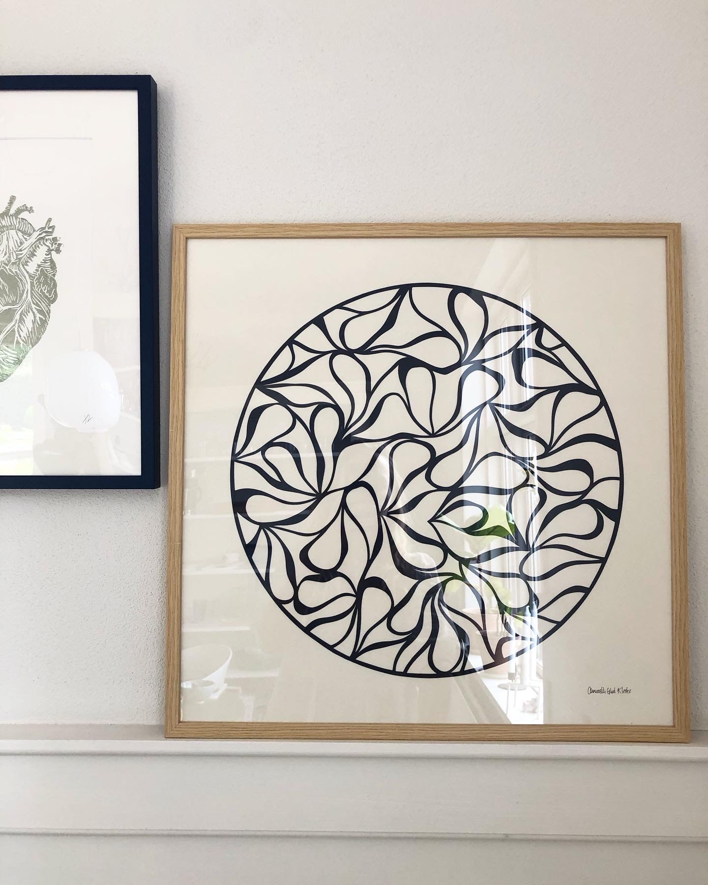 Marineblåt klip på knækket hvid baggrund, 50x50cm.