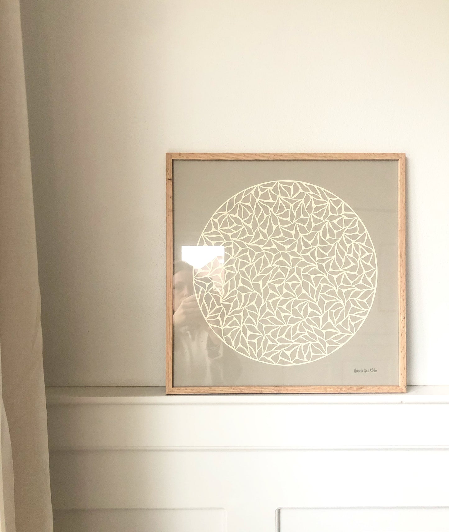 Knækket hvid på varm stengrå baggrund, 40x40cm.