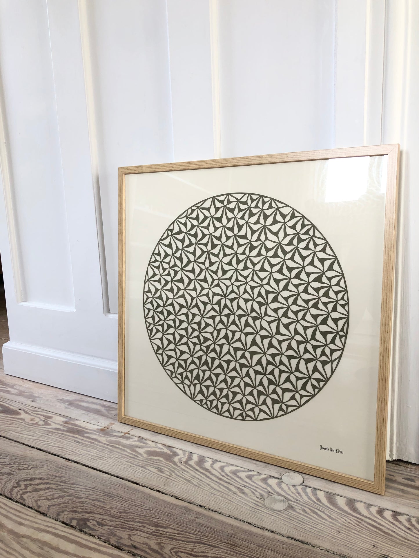 Støvet olivengrønt klip på creme baggrund, 50x50cm.