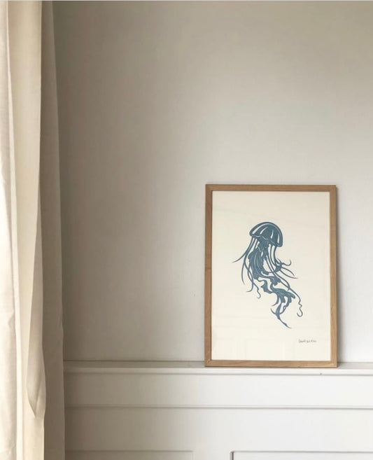 Støvet blå gople på knækket hvid baggrund, A3 (29,7x42cm).