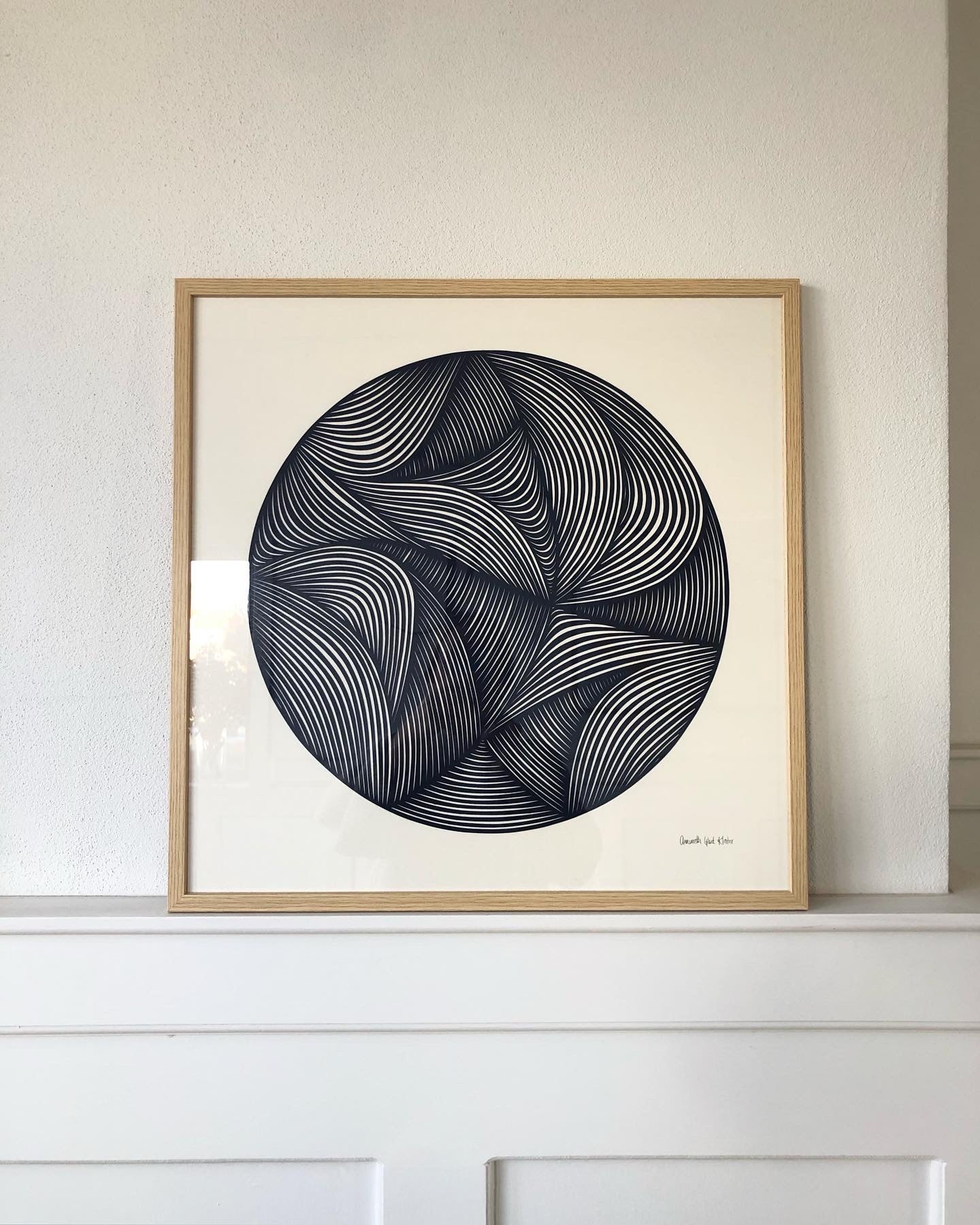 Marineblåt klip på knækket hvid baggrund, 50x50