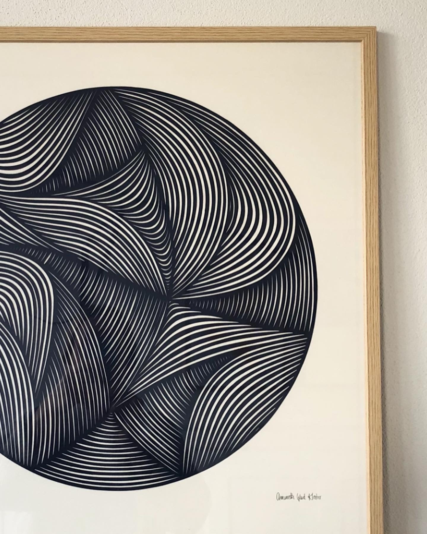 Marineblåt klip på knækket hvid baggrund, 50x50