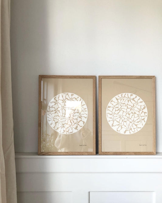 Organisk klip i knækket hvid på beige baggrund, A3