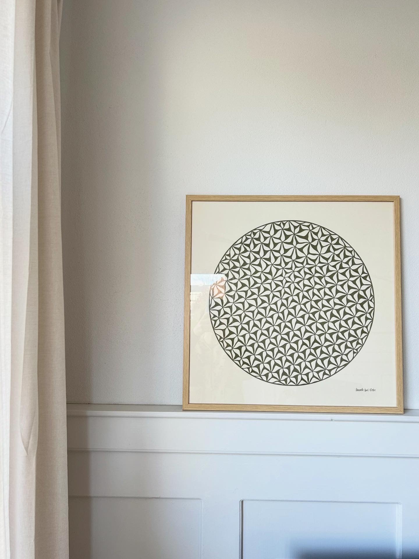 Støvet olivengrønt klip på creme baggrund, 50x50cm.