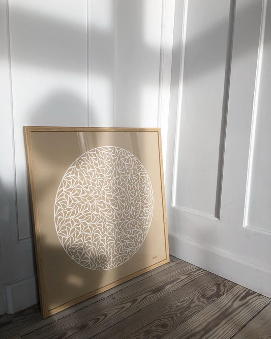 Knækket hvid klip på varm beige baggrund, 50x50cm.