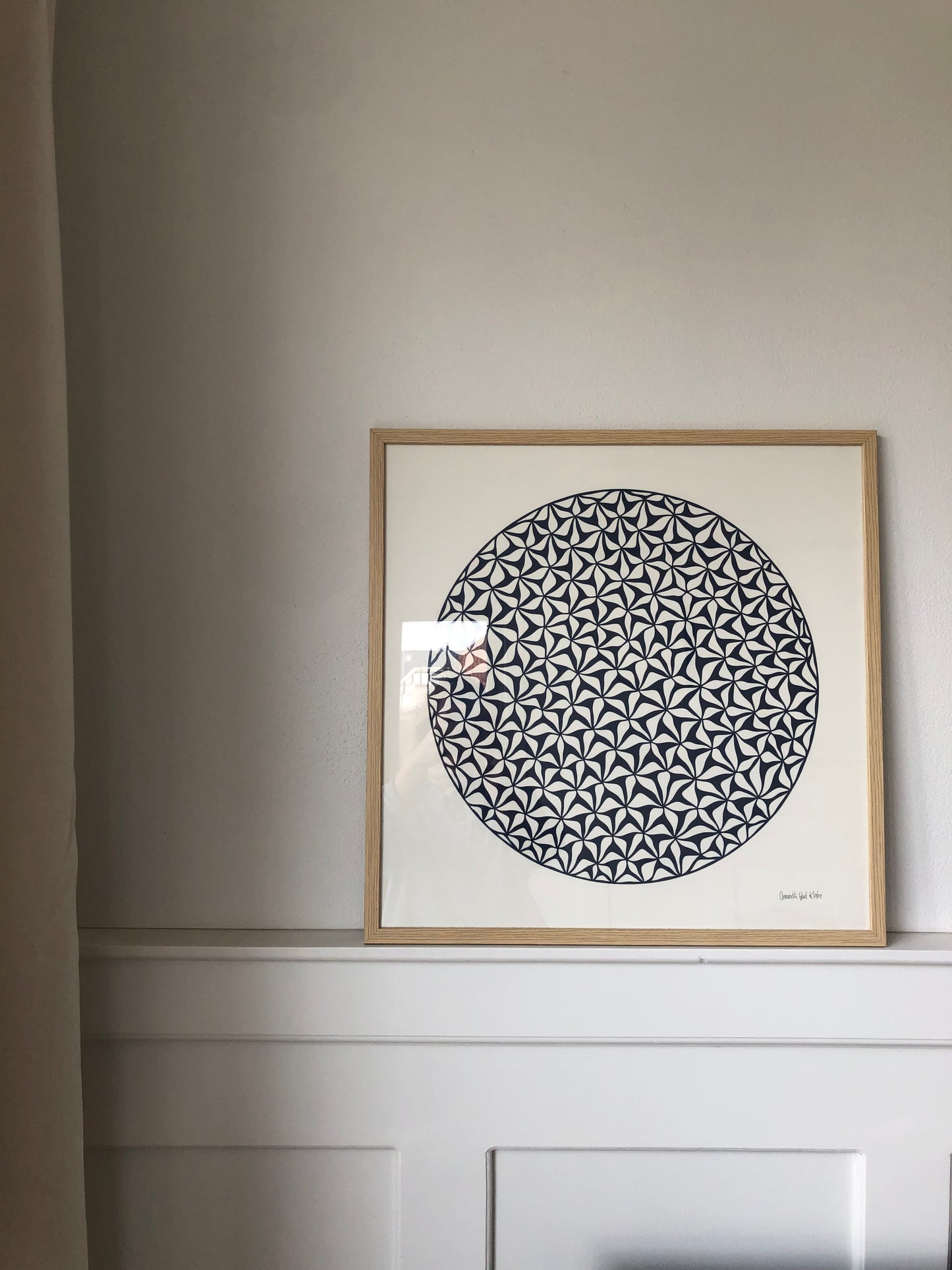 Marineblåt på knækket hvid, 50x50cm.