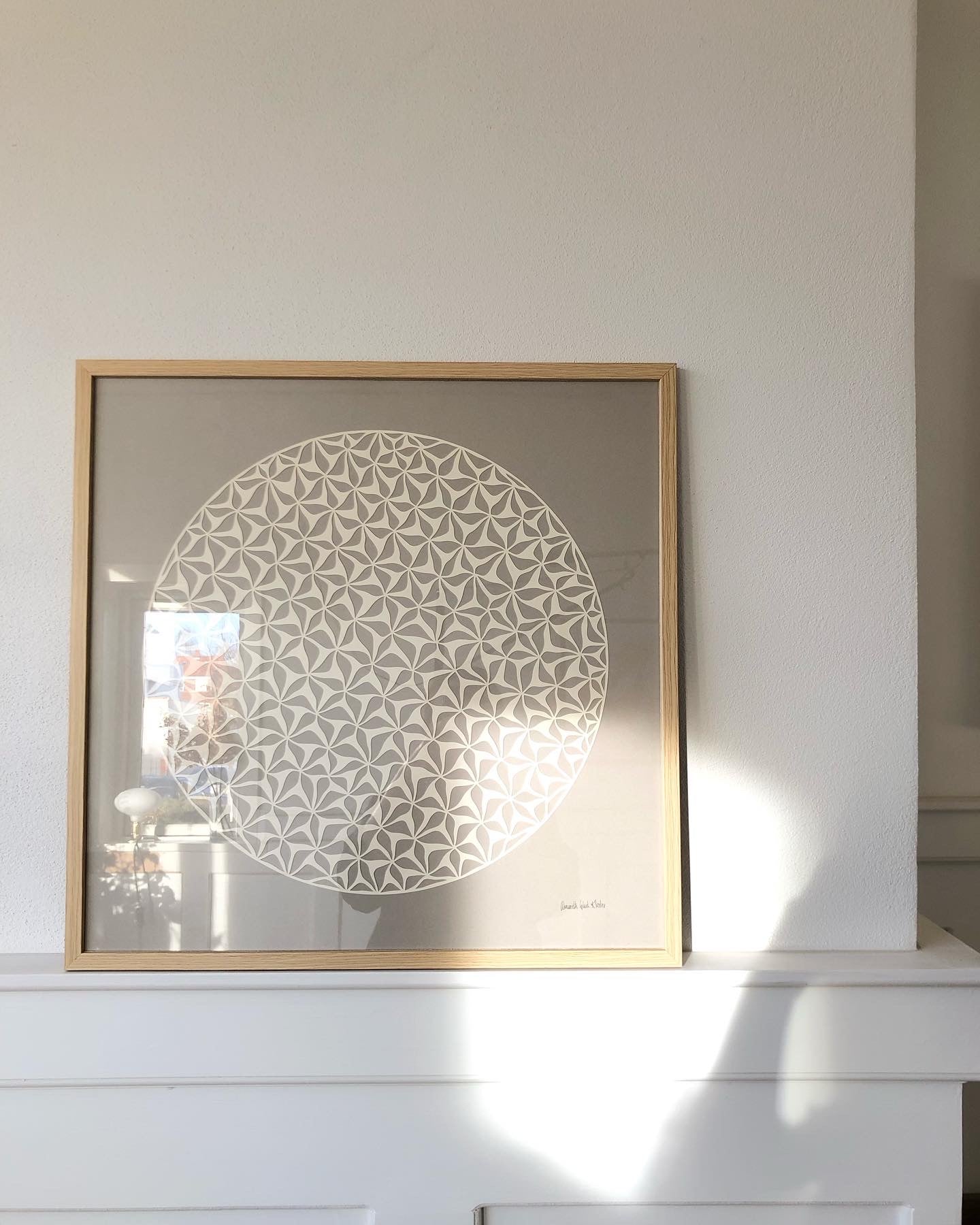 Creme klip på varm stengrå, 50x50cm.