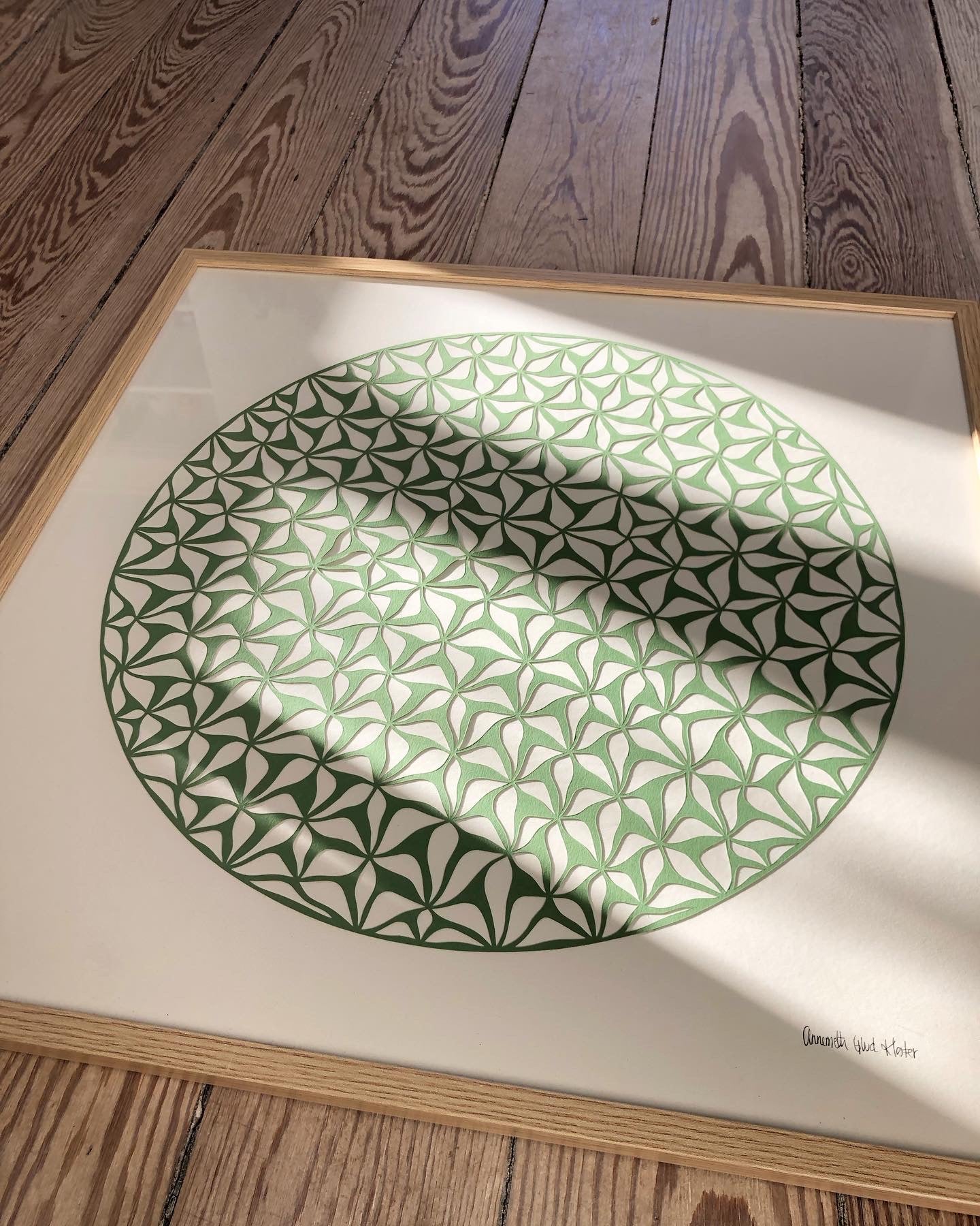 Støvet grønt klip på creme baggrund, 50x50cm.