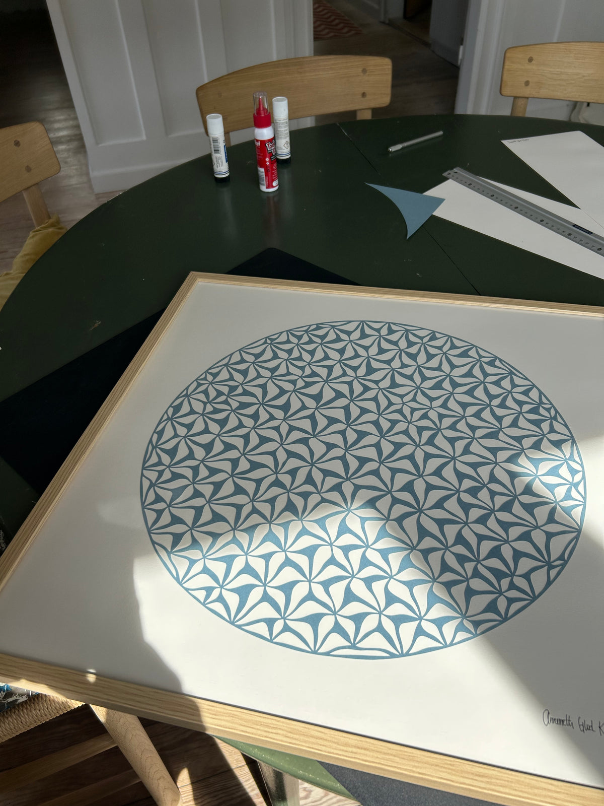 Støvet lyseblåt klip på knækket hvid, 50x50