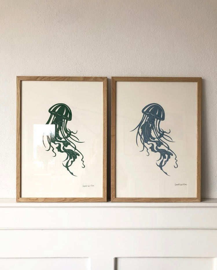 Støvet blå gople på knækket hvid baggrund, A3 (29,7x42cm).