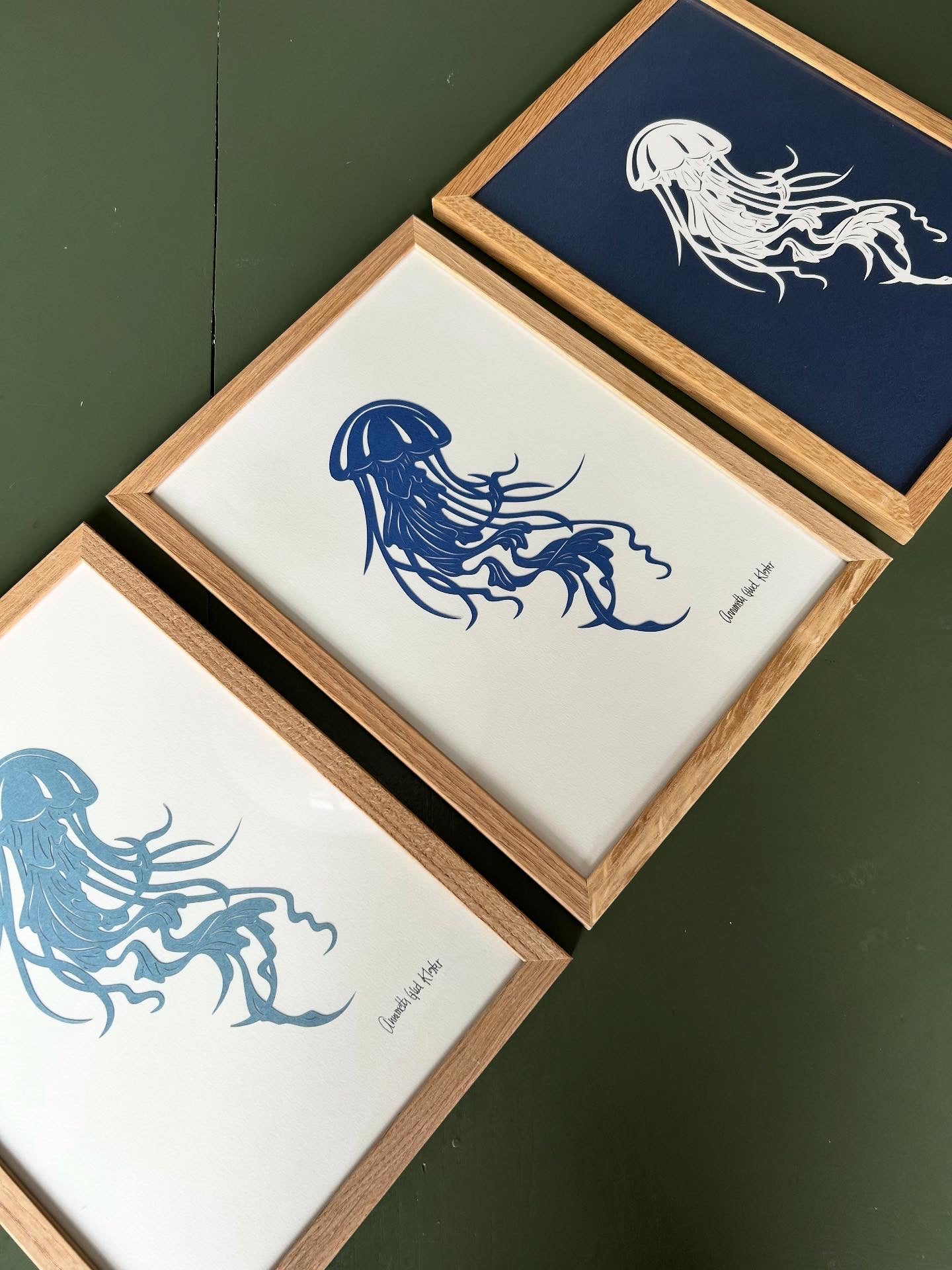 Blå gople på knækket hvid baggrund, A4 (21x29,7cm).