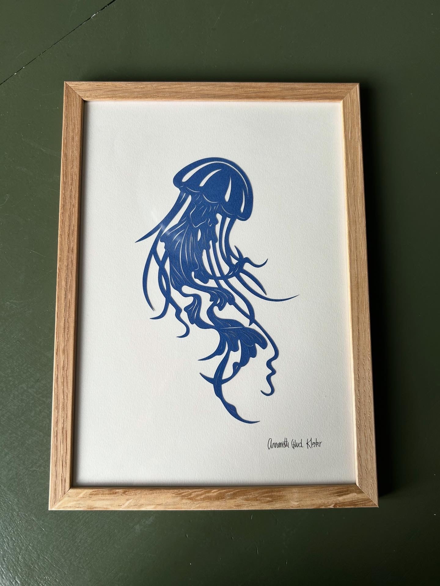 Blå gople på knækket hvid baggrund, A4 (21x29,7cm).