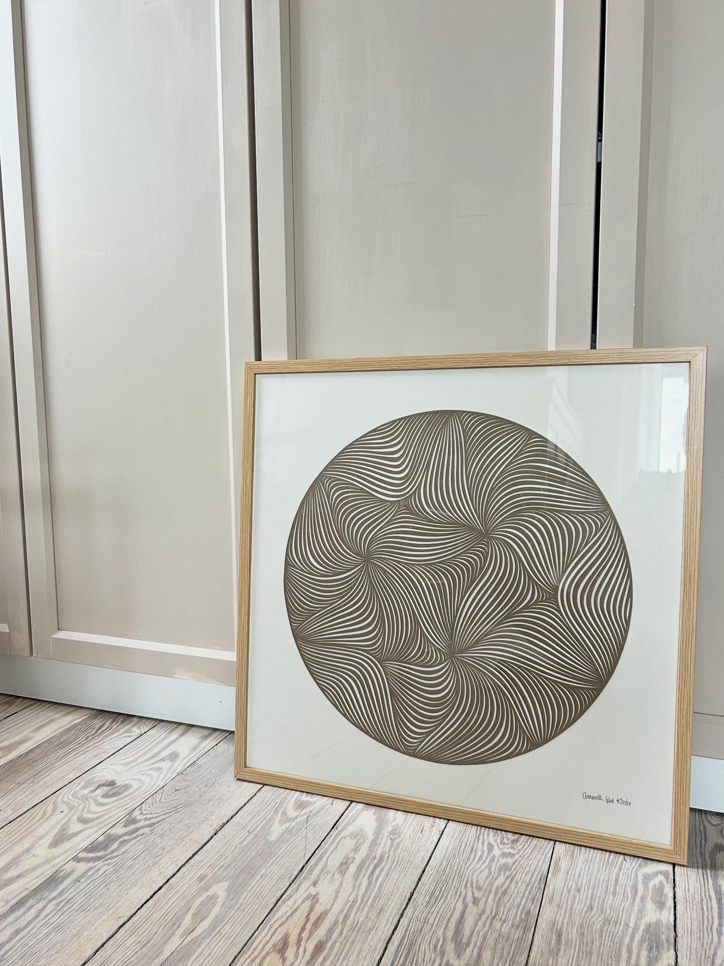 Khakigrønt klip på elfenben, 50x50cm.