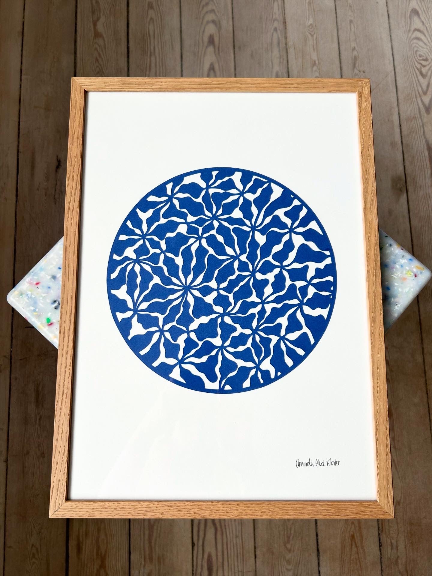 Organisk udskæring i blå, str. A3