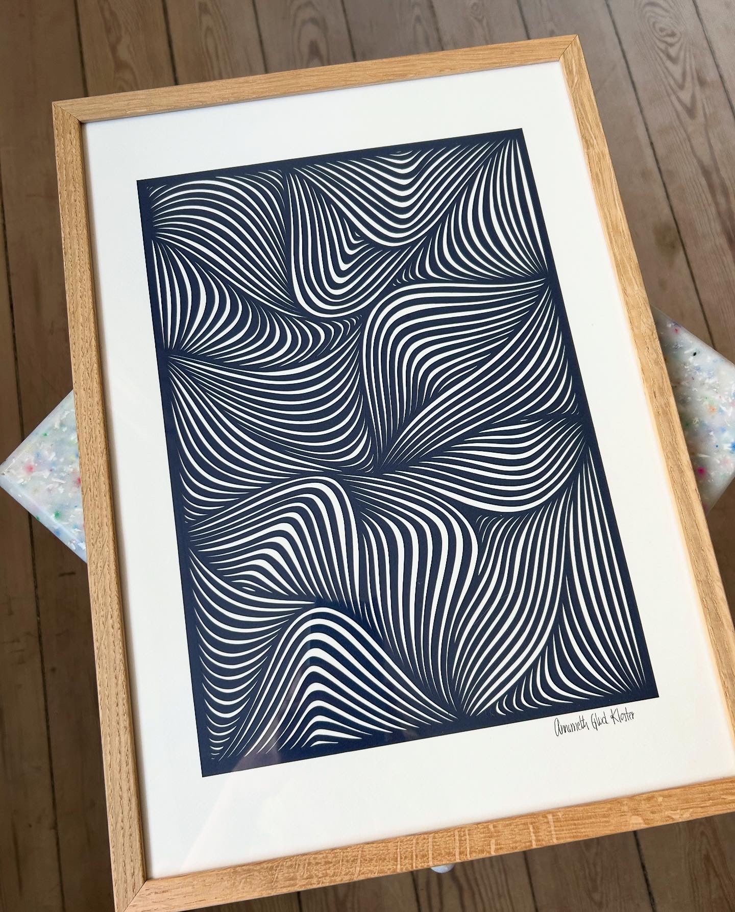 Marineblå udskæring på baggrund i A3