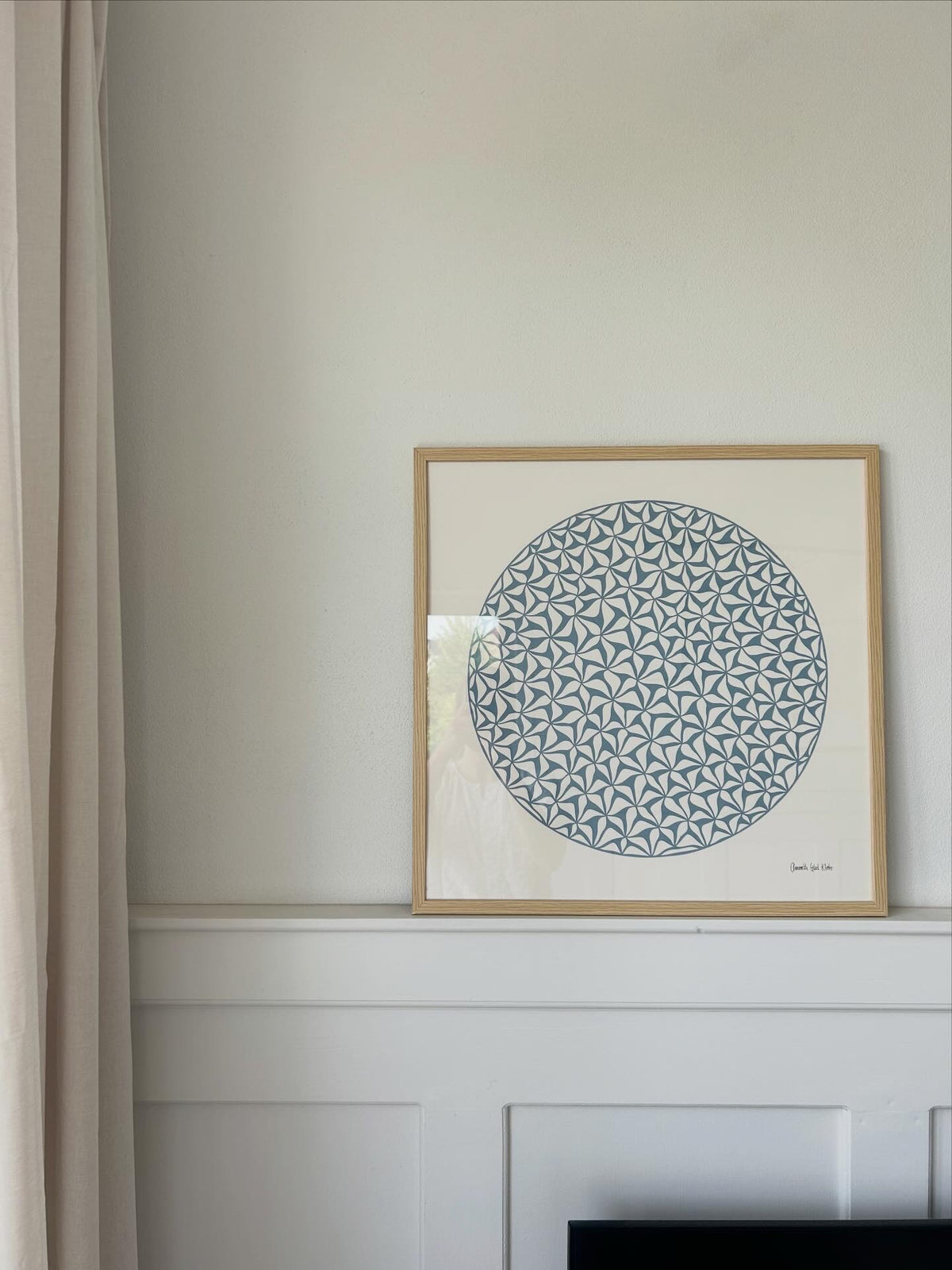 Støvet lyseblåt klip på knækket hvid, 50x50