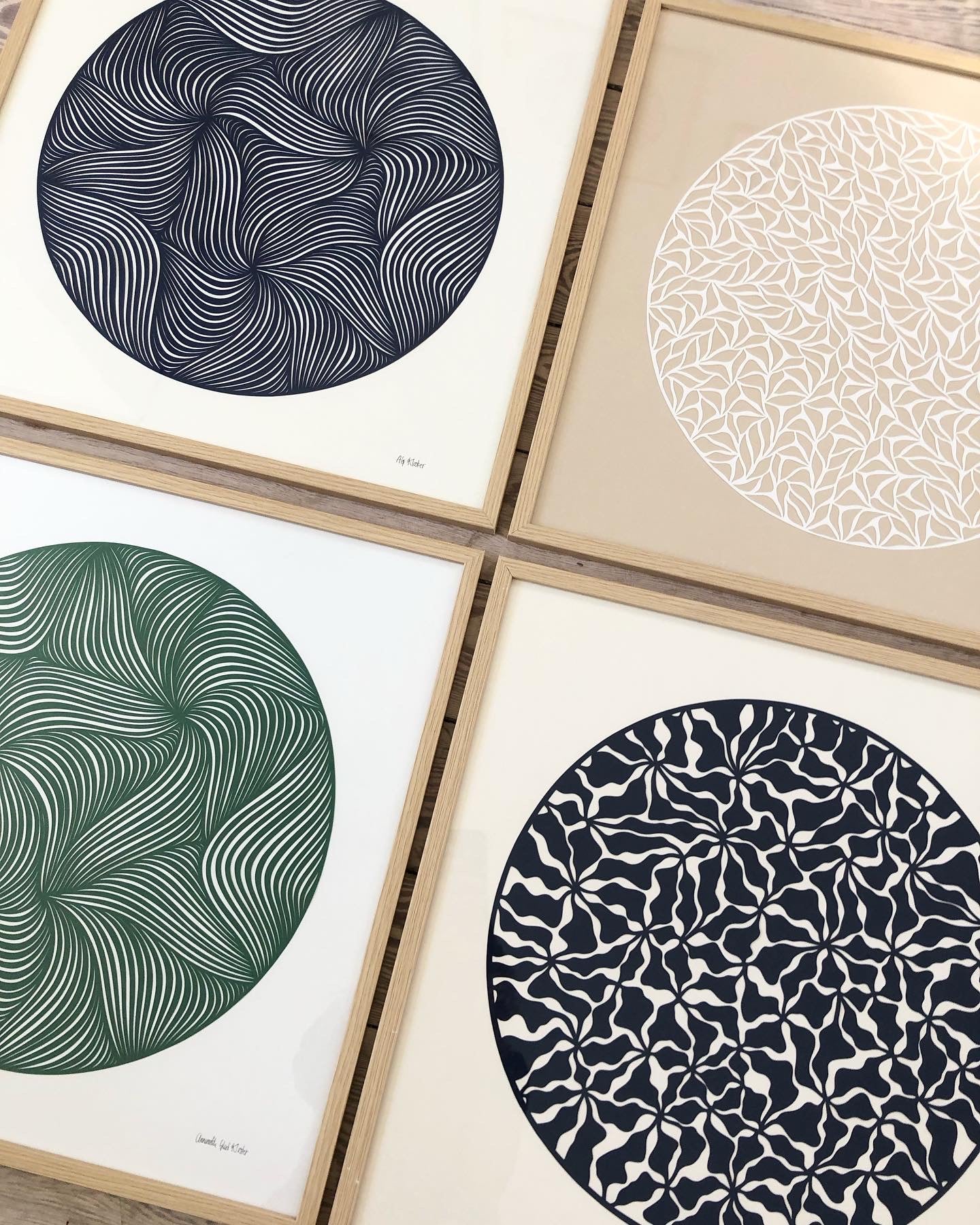 Knækket hvid klip på varm beige baggrund, 50x50cm.