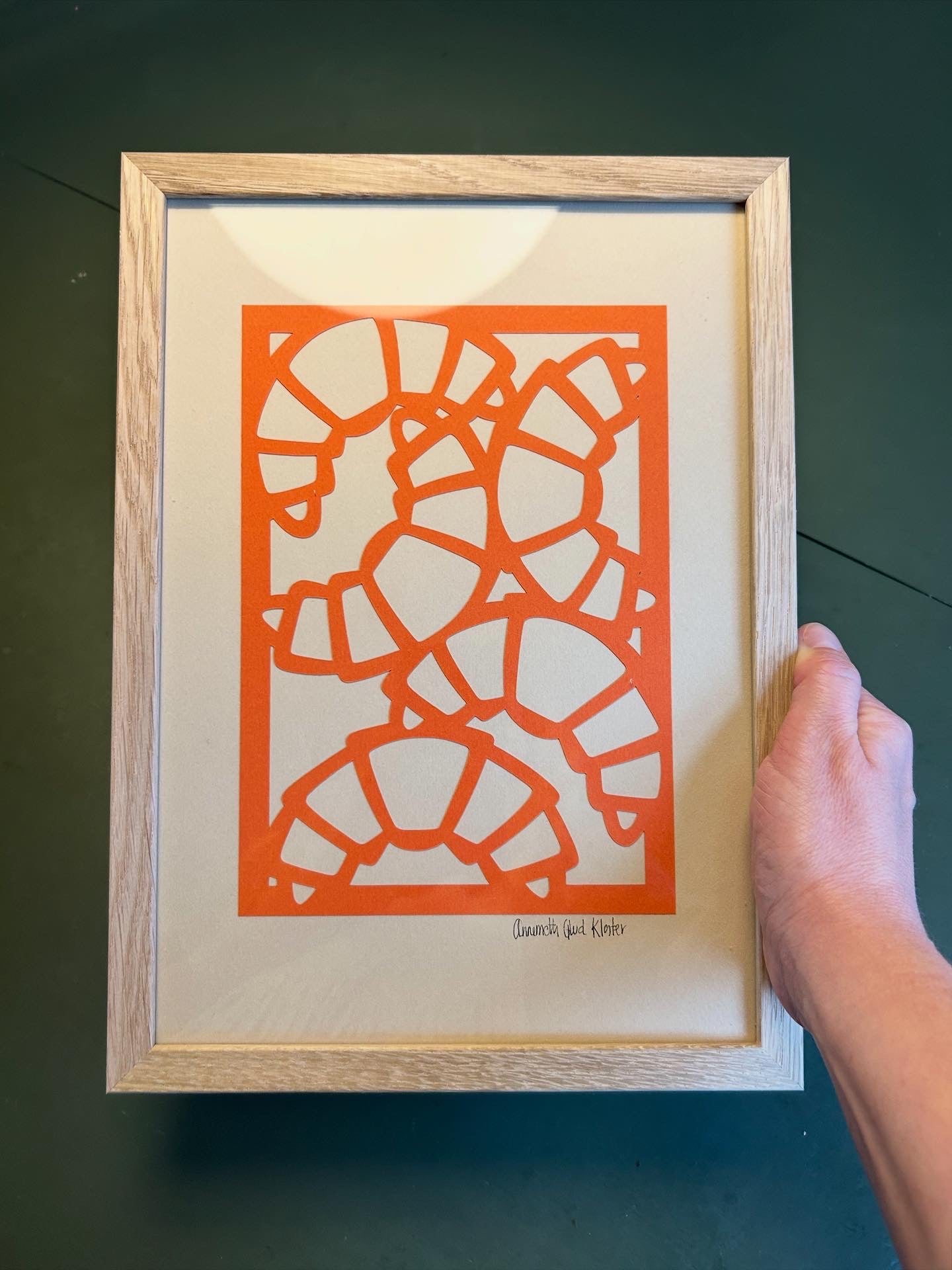 Orange croissanter på varm beige, A4