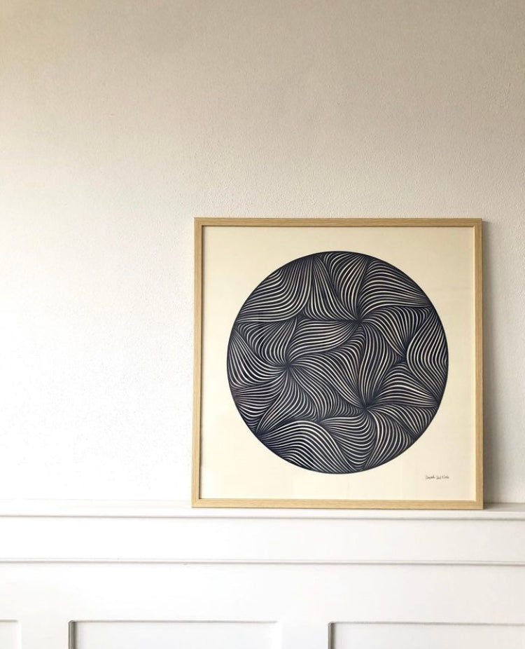 Marineblåt klip på creme, 50x50cm.