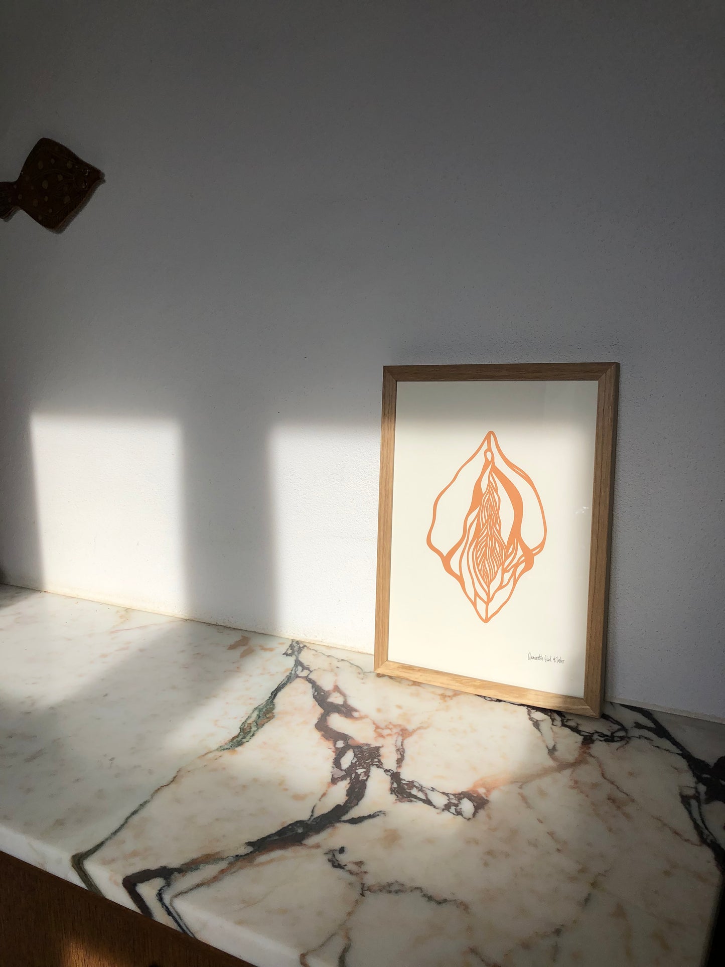 Nude vulva på knækket hvid baggrund i A4