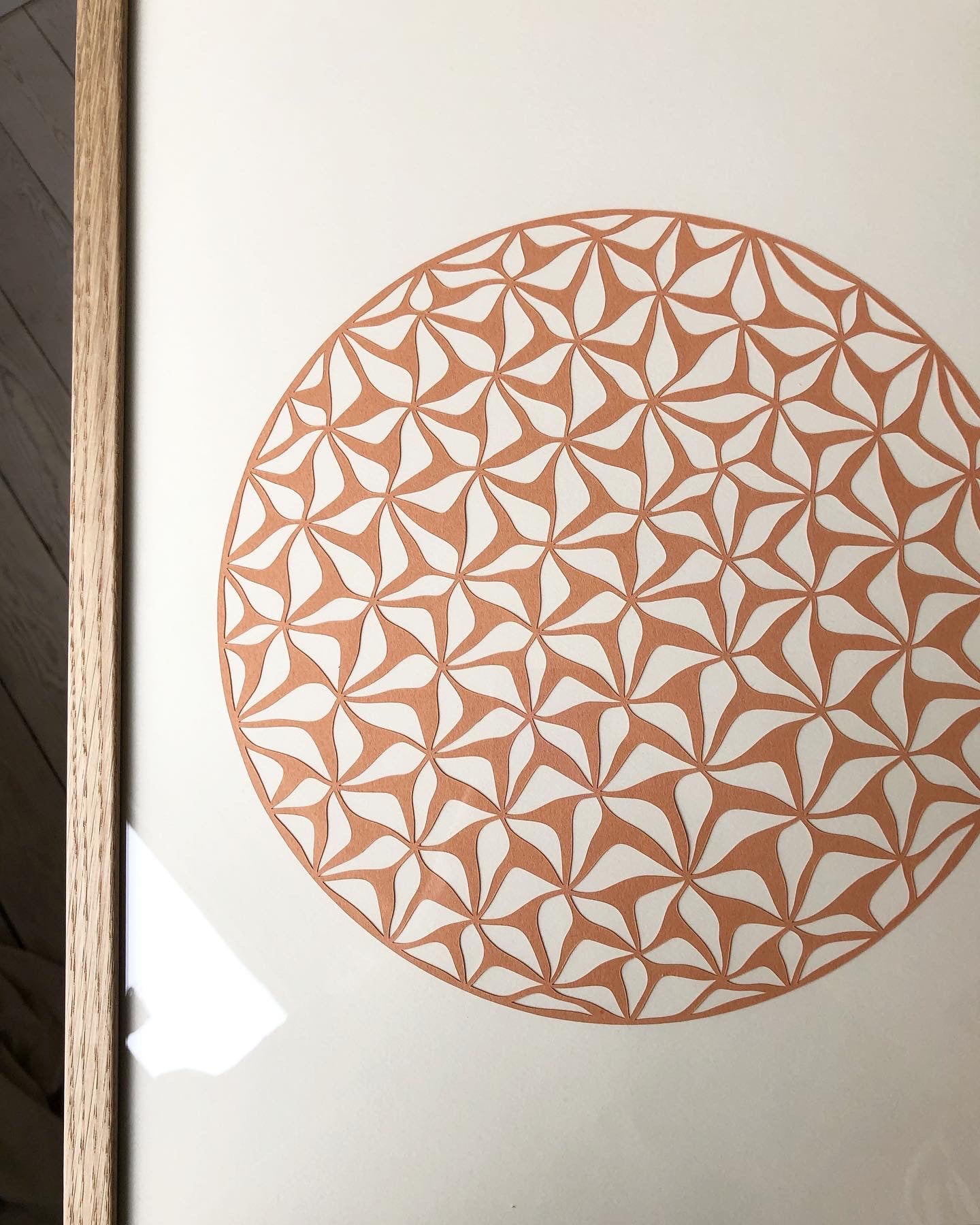 Nude/fersken på knækket hvid, 30x40cm.