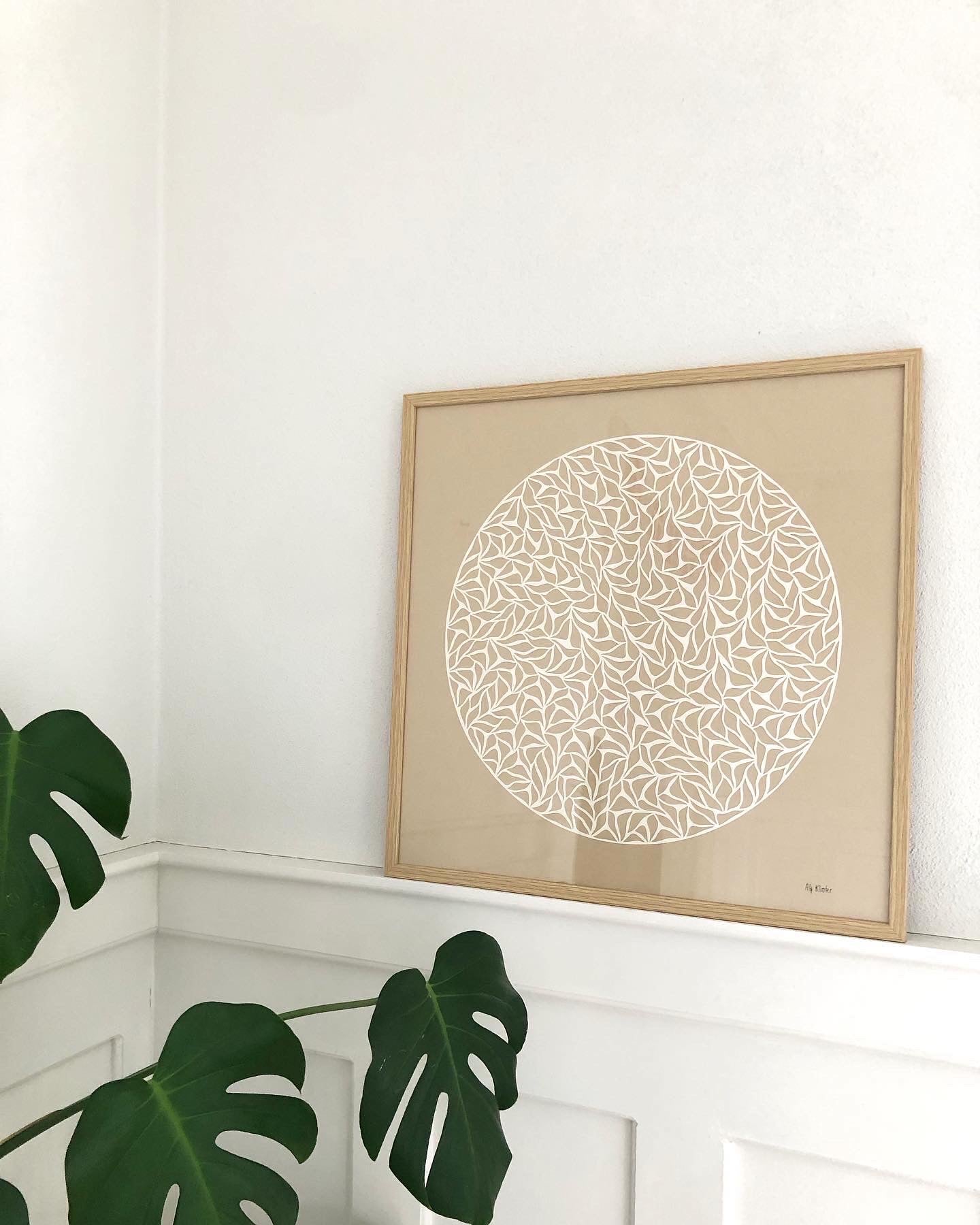 Knækket hvid klip på varm beige baggrund, 50x50cm.