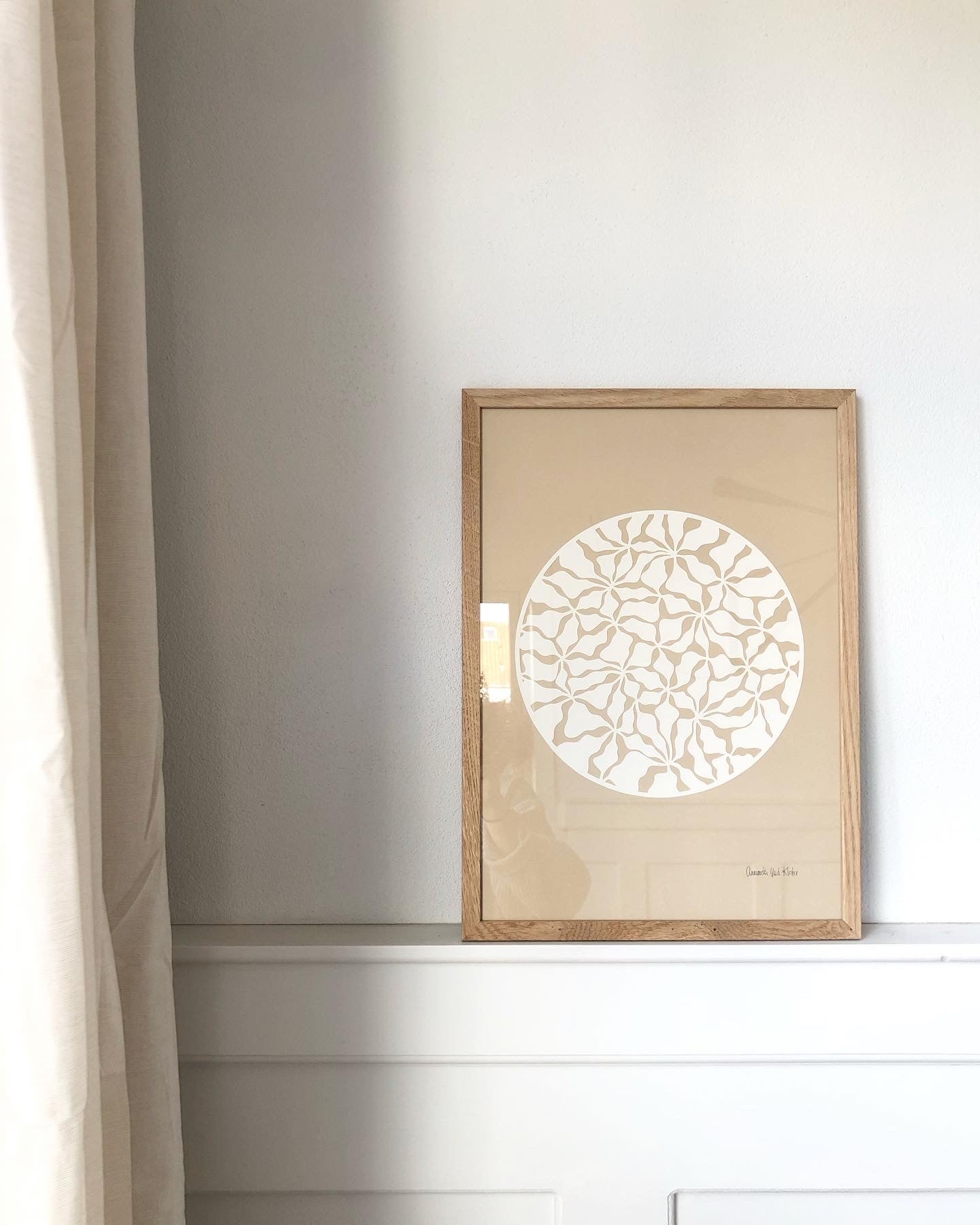 Organisk klip i knækket hvid på beige baggrund, A3