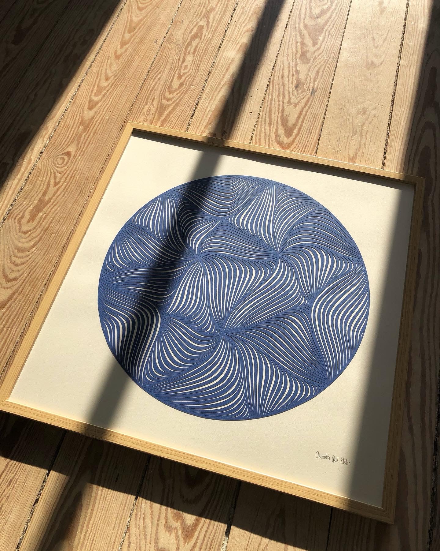 Blå udskæring på knækket hvid baggrund, 50x50