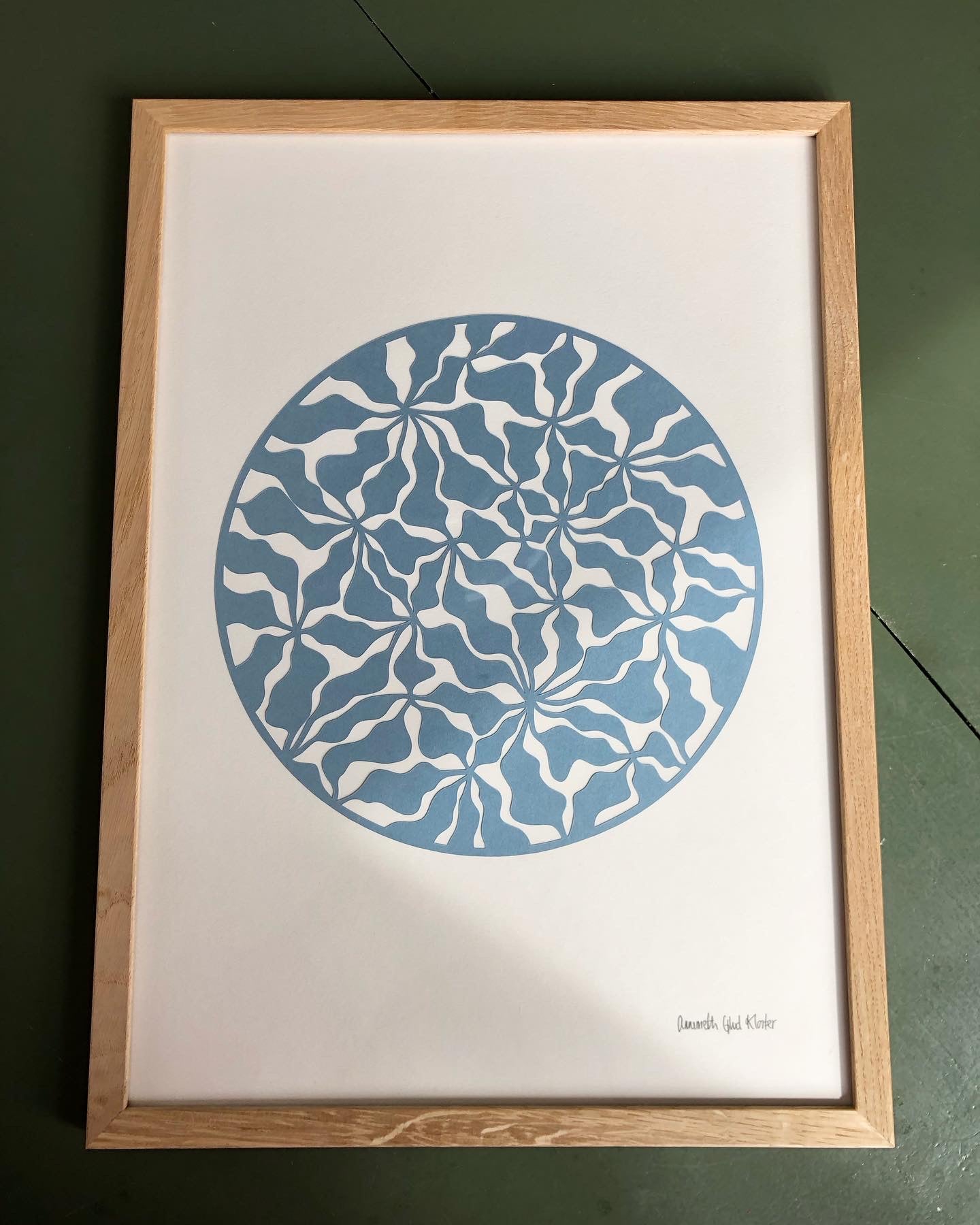 Organisk udskæring i støvet blå, A3