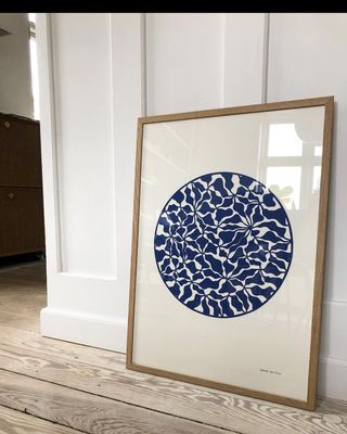 Organisk blåt cut på knækket hvid i A2 💙