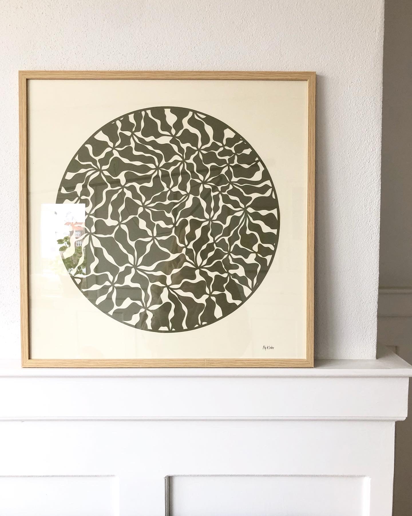 Organisk udskæring i olivengrøn, 50x50cm.