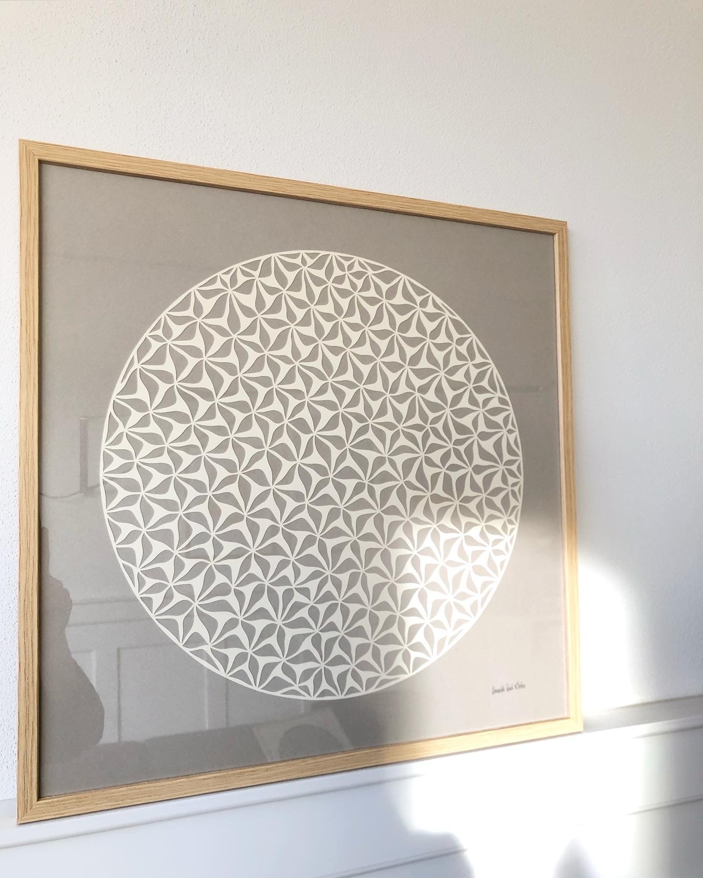 Creme klip på varm stengrå, 50x50cm.