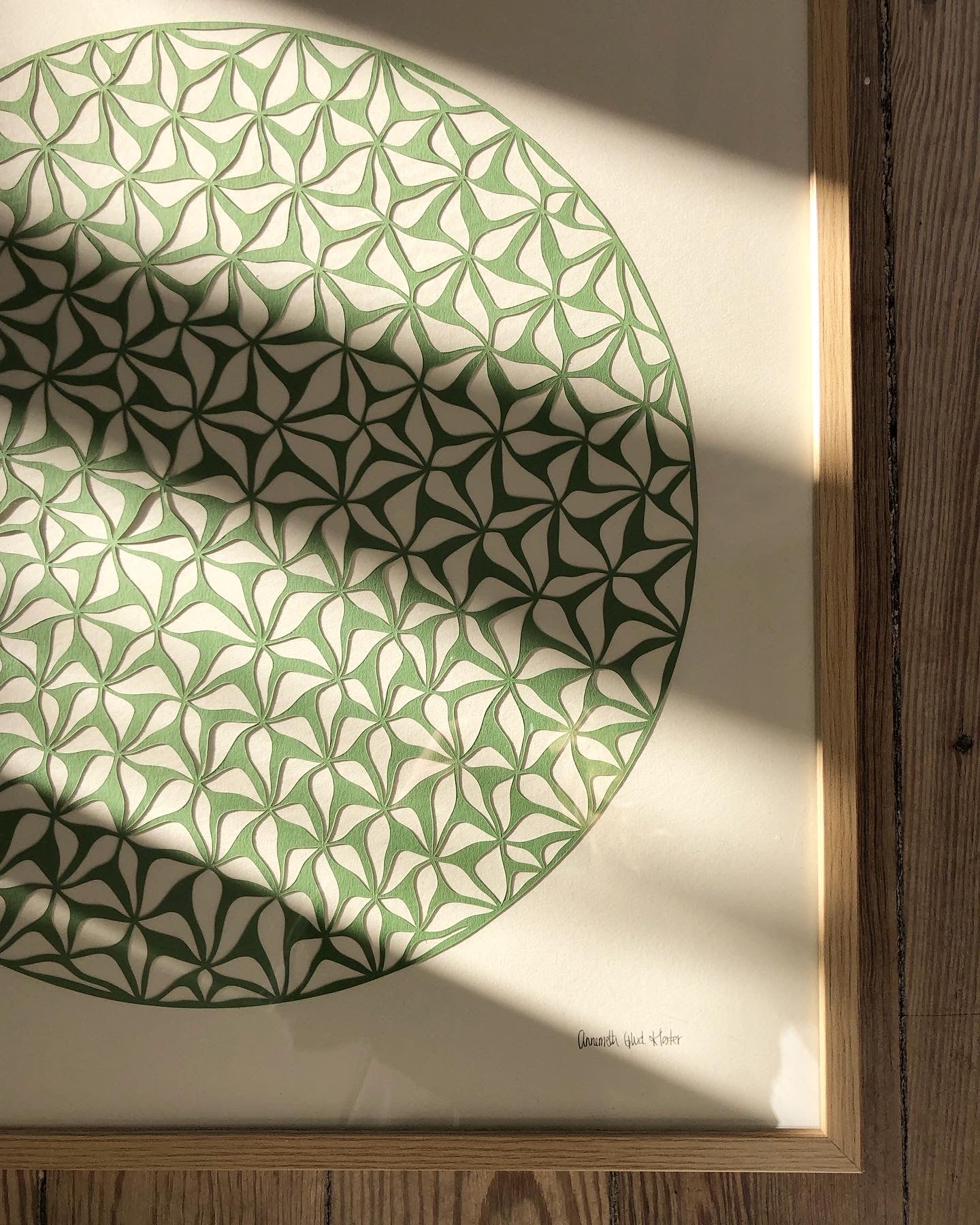 Støvet grønt klip på creme baggrund, 50x50cm.