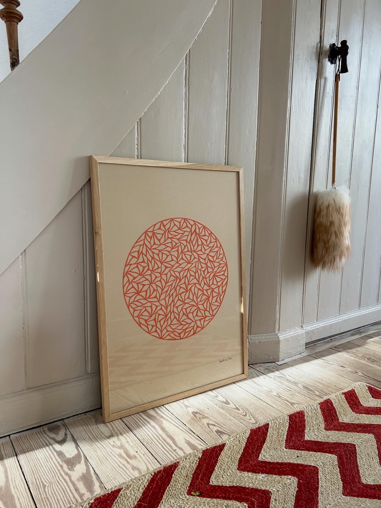 Mørk orange på varm beige, A2