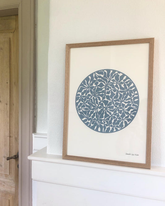 Organisk udskæring i støvet blå, A3