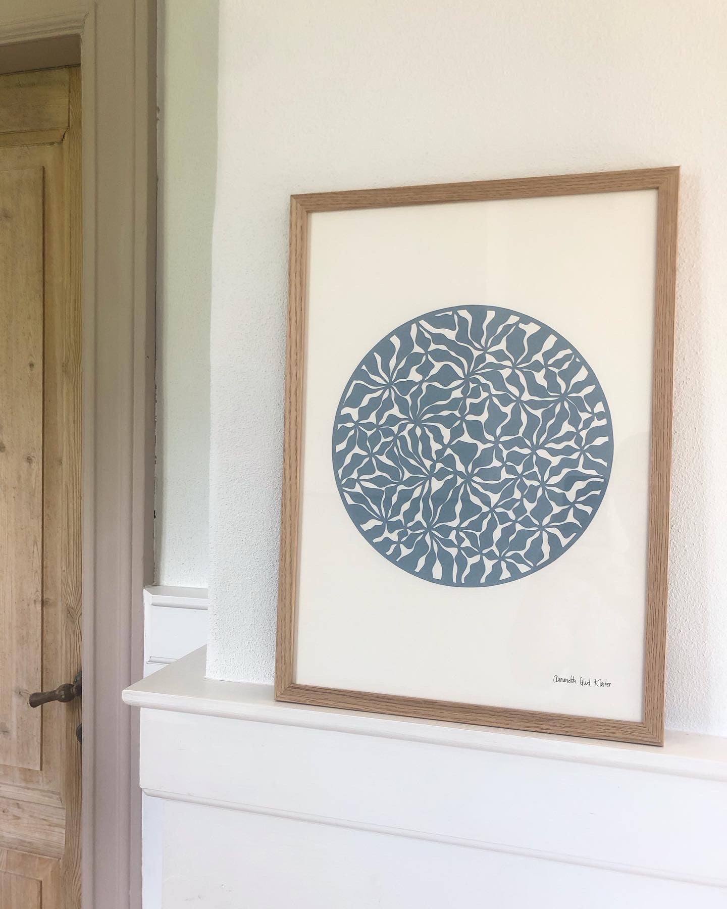 Organisk udskæring i støvet blå, A3