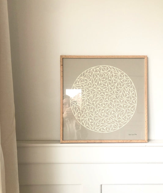 Knækket hvid på varm stengrå baggrund, 40x40cm.