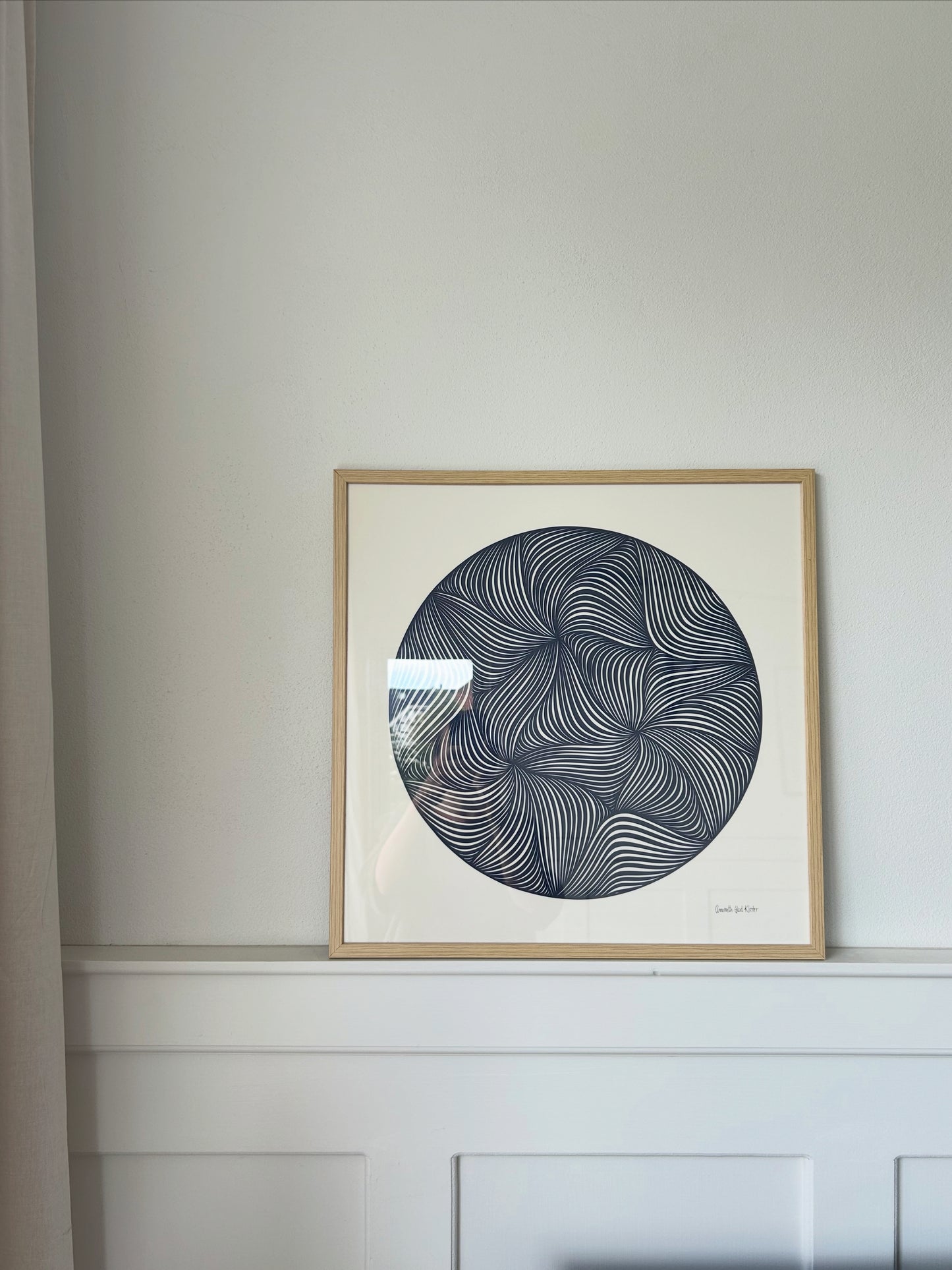 Marineblåt på knækket hvid, 50x50cm.