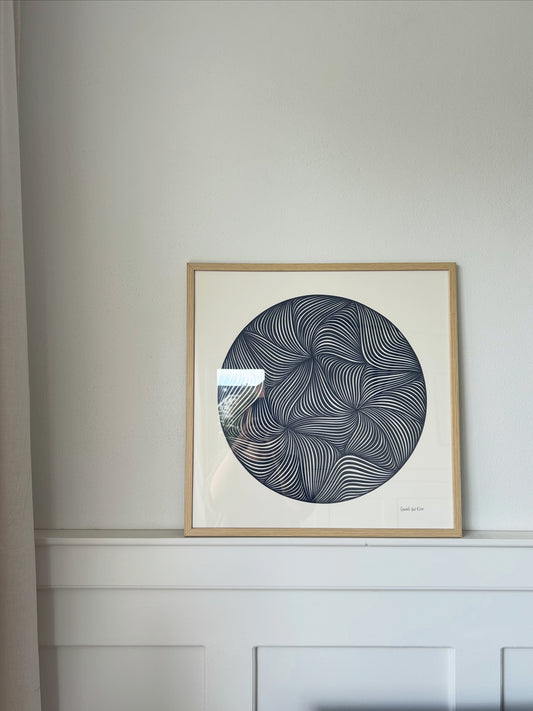Marineblåt på knækket hvid, 50x50cm.