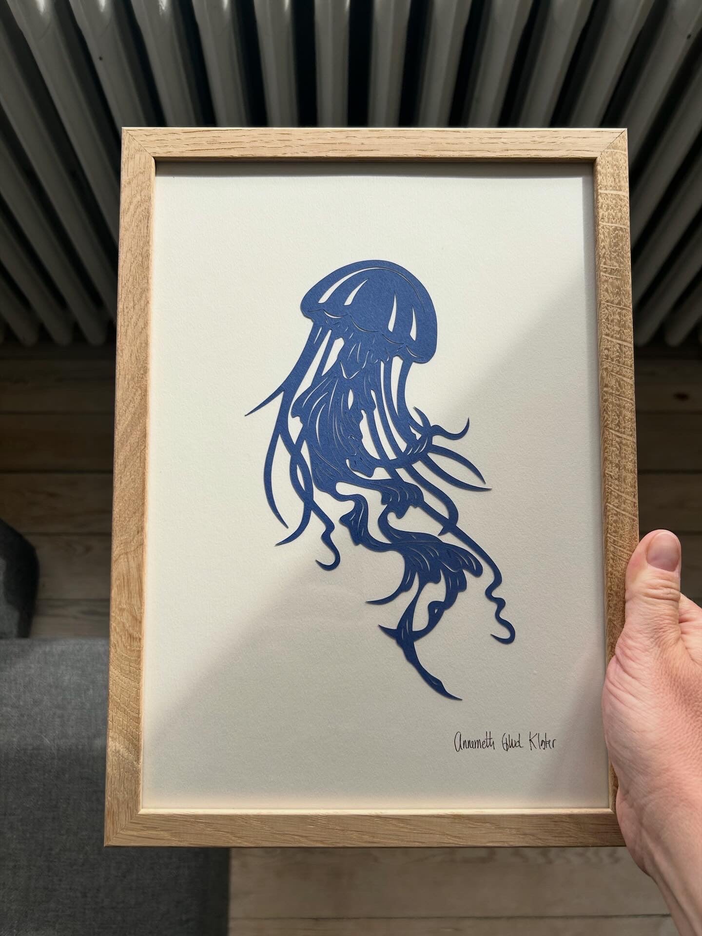 Blå gople på knækket hvid baggrund, A4 (21x29,7cm).