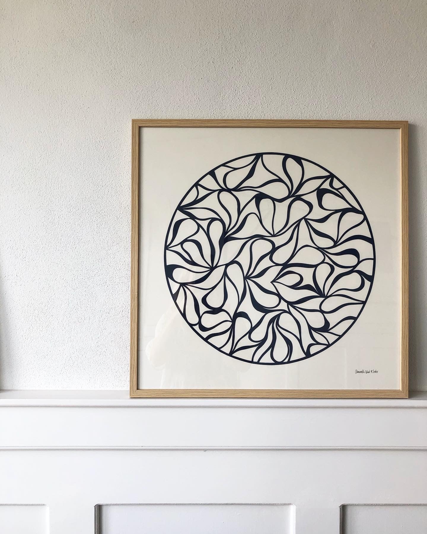 Marineblåt klip på knækket hvid baggrund, 50x50cm.